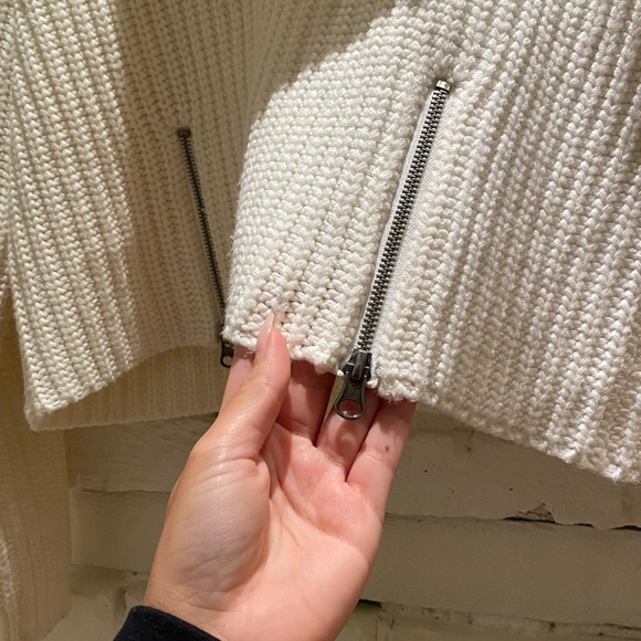 Cozy White Knit Sweater with Zipper Details - Picture 2 of 3
